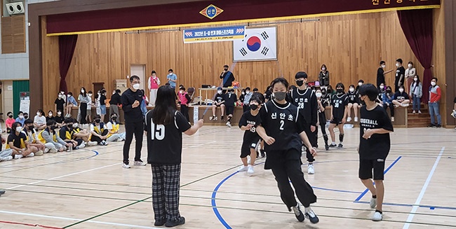 신안중학교, 초-중 연계 마을 스포츠 축제 열리다