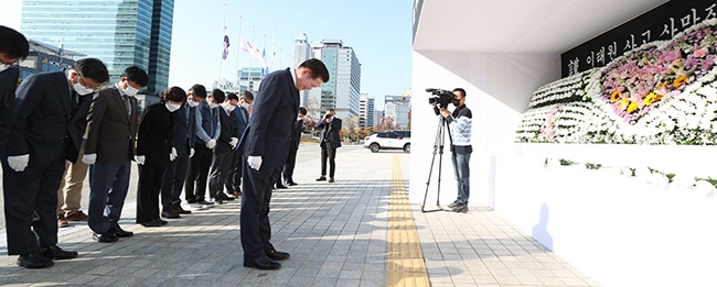 최대호 안양시장, 시청 합동분향소 찾아 조문