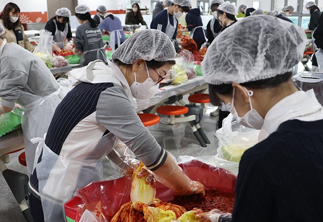 안양시부흥종합사회복지관, 부흥복지관 평촌센터와 백영고등학교가 함께한 마음나누기 프로젝트 제 2회 ‘김장 백선생’ 진행