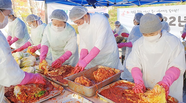 안양시노인종합복지관, 취약계층 어르신을 위한 “사랑의 김장 나눔행사” 실시