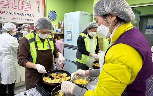 율목종합사회복지관, 안양시자원봉사센터와 연계한‘경로식당 무료급식 봉사활동 진행 