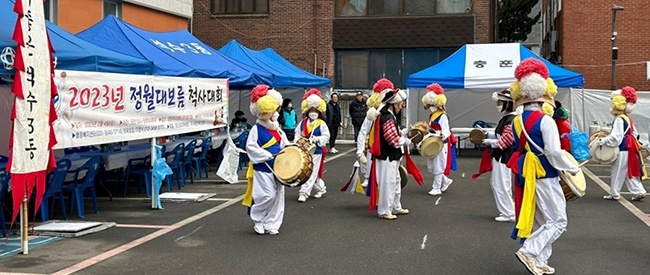 석수3동 윷놀이 한마당 중 풍물놀이 공연