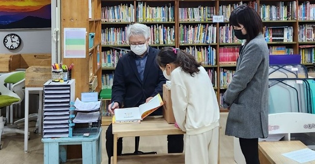 안양시, 박용기 작가의 청소년과학도서 기증 받아