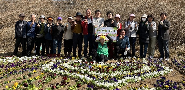 안양시, 학의천 산책로와 거리 곳곳 봄맞이 화단 조성