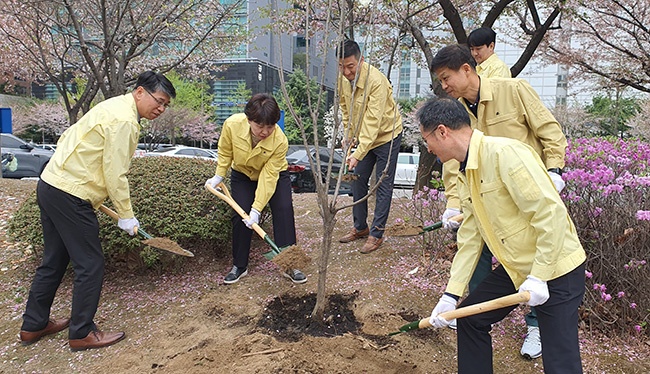 안양과천교육지원청, 건강한 교육환경 조성을 위한 식목 행사 실시