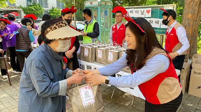 롯데백화점 평촌점, 샤롯데봉사단과 함께 어버이날 맞이 간식 지원 행사