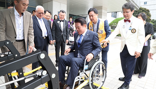 안양시, 교통장애인 차량 전달식 개최…국제라이온스협회·라이온스클럽 후원