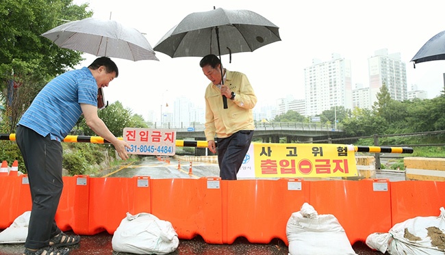 최대호 안양시장, 태풍 ‘카눈’ 북상 대비 재개발·산책로 현장 점검