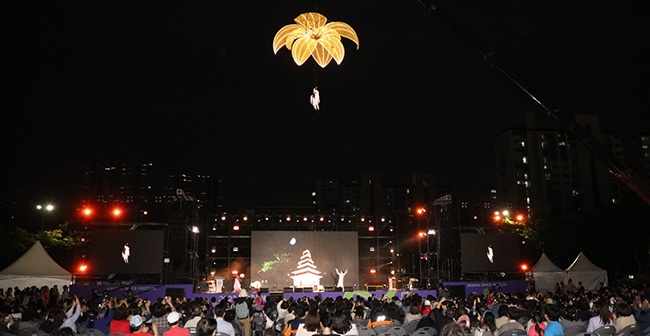 드론 700대 춤 추자 시민들 “와”…안양춤축제 막 올라