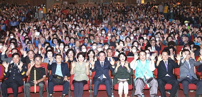 안양시는 4일 안양아트센터 관악홀에서 ‘제27회 노인의 날 기념식 및 실버문화축제’를 개최했다