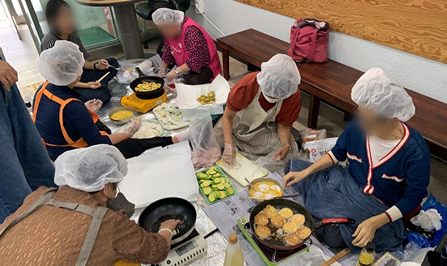 안양시부흥종합사회복지관, 추석 맞이 주민들과 함께 명절음식 나눔 진행